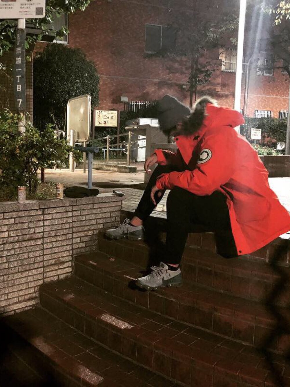 「おしゃれさんと繋がりたい、冬コーデ、ノースフェイス、アンタークティカパーカー、supreme、NIKE、Nikevapormax」｜「Supreme のアイテム（ニットキャップ/ビーニー、グレー系）」を使った、chamamagicさん（メンズ・180cm）の春コーディネートの1枚目の写真