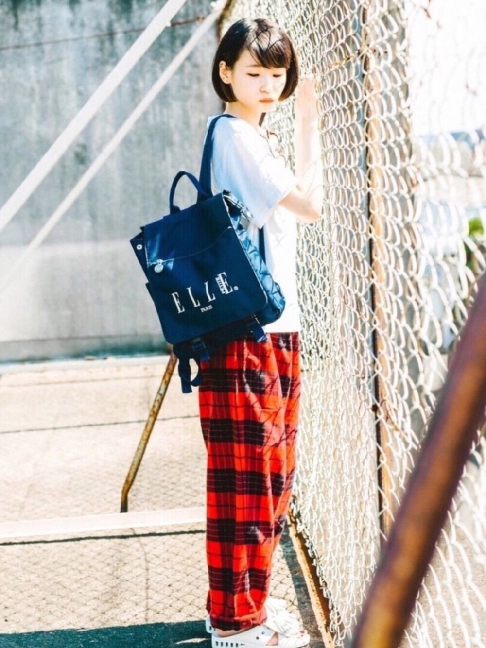 「夏コーデ、低身長、bench、サンダル、リュック、ラクチンコーデ、カジュアル、ポートレート、Tシャツ、ボブ」｜「ELLEのアイテム（バックパック/リュック、ブルー系）」を使った、mayu🙆🏻‍♀️さん（レディース・154cm）の夏コーディネートの1枚目の写真