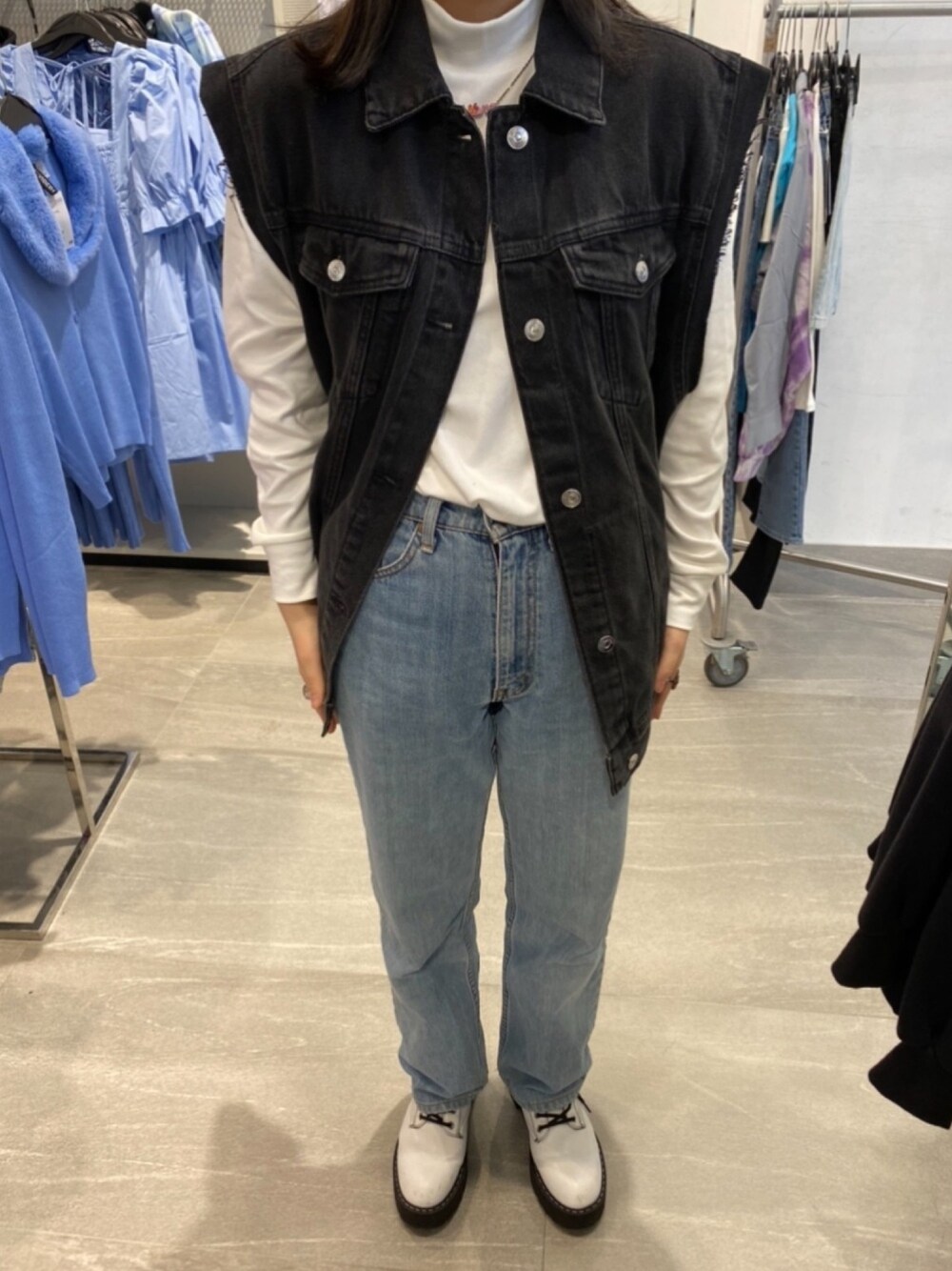 「春夏コーデ、古着、買い物」｜「古着のアイテム（デニムパンツ、ブルー系）」を使った、まーーさん（レディース・159cm）の春コーディネートの1枚目の写真