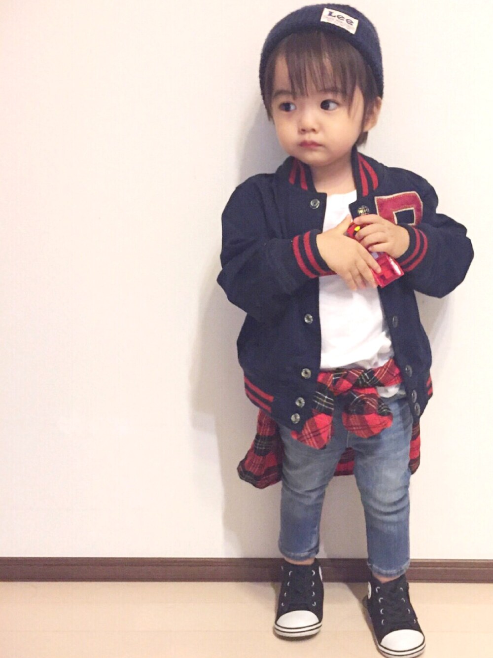 「スタジャン、チェックシャツ、キッズコーデ、男の子コーデ、腰巻きスタイル、Ralph Lauren、Laundry、コンバース、ニット帽、アメカジ」｜「LeeのKIDS ハイゲージニット帽（ニットキャップ/ビーニー、ブルー系）」を使った、aoi さん（キッズ・90cm）の秋コーディネートの1枚目の写真