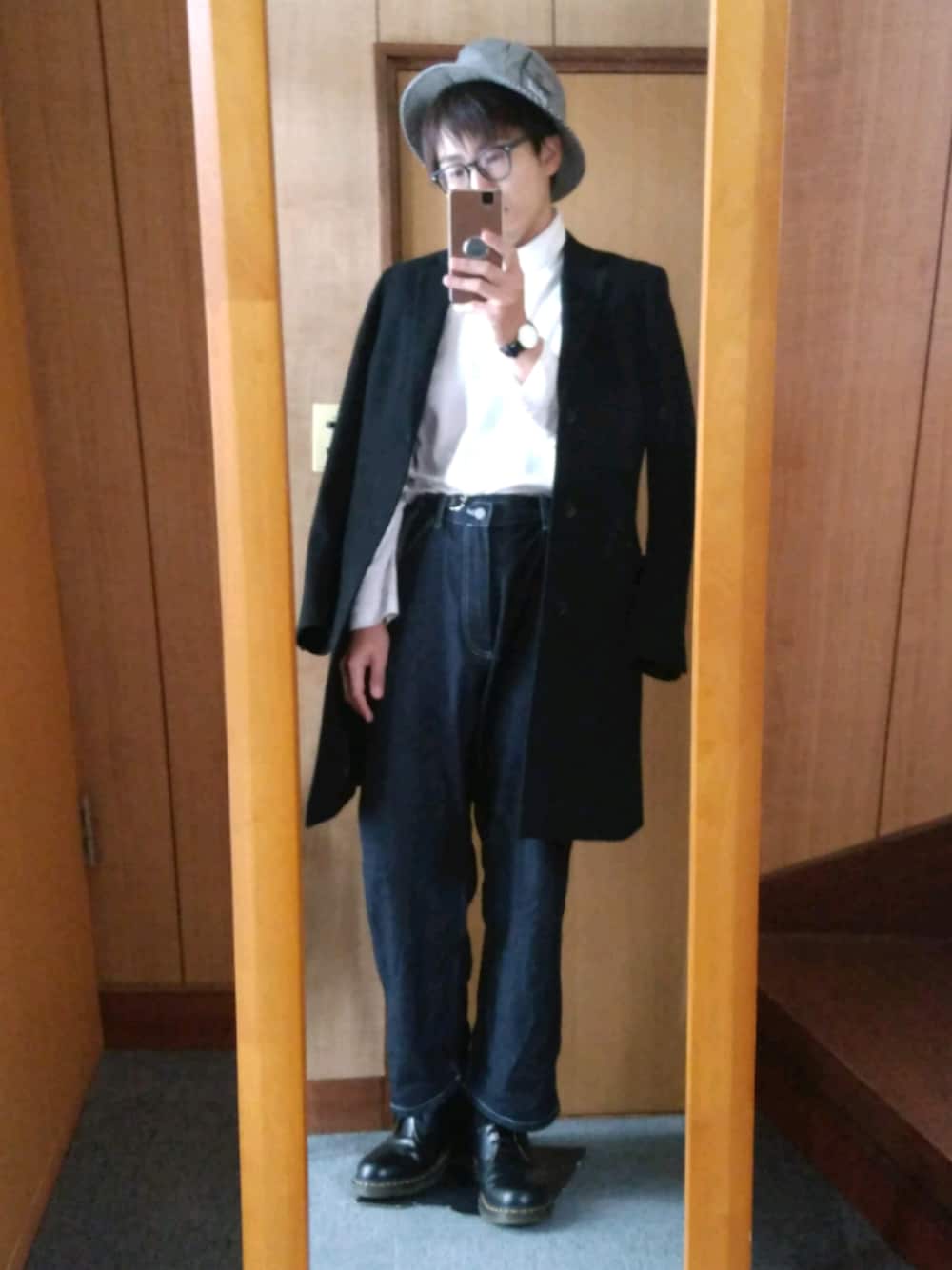 「冬コーデ、おしゃれさんと繋がりたい、コート、GU、UNIQLO、ドクターマーチン、ワイドデニム、ダニエルウェリントン、プチプラ、眼鏡」｜「UNIQLOのアイテム（Tシャツ/カットソー、ホワイト系）」を使った、hiroakiさん（メンズ・174cm）の冬コーディネートの1枚目の写真