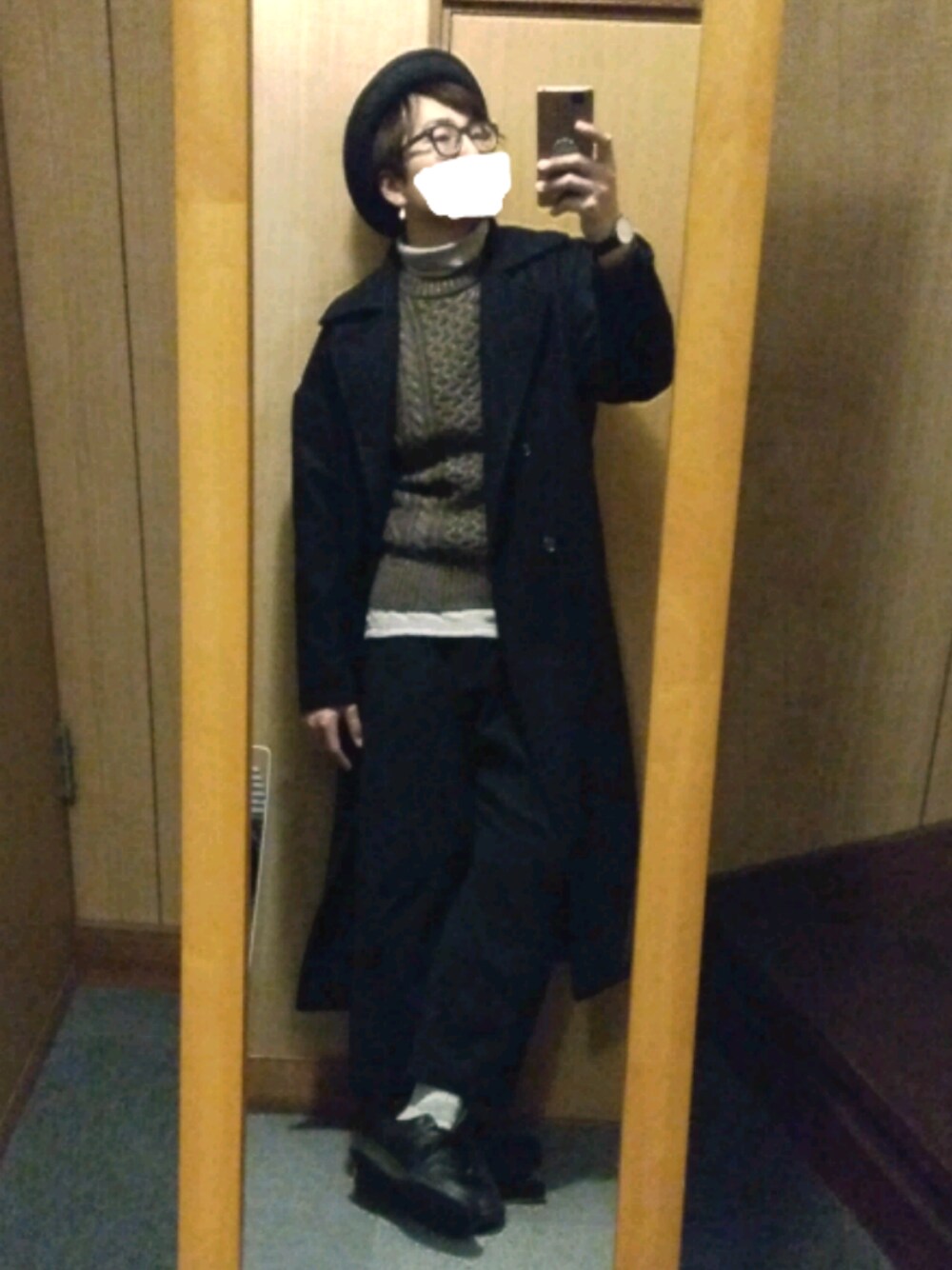 「冬コーデ、おしゃれさんと繋がりたい、眼鏡、ワイトパンツ、ハット、タートルネック、adidas、ビッグシルエット、イヤリング、ダニエルウェリントン」｜「Daniel Wellingtonの【DANIEL WELLINGTON/ダニエルウェリントン】　0508DW（アナログ腕時計、その他）」を使った、hiroakiさん（メンズ・174cm）の冬コーディネートの1枚目の写真
