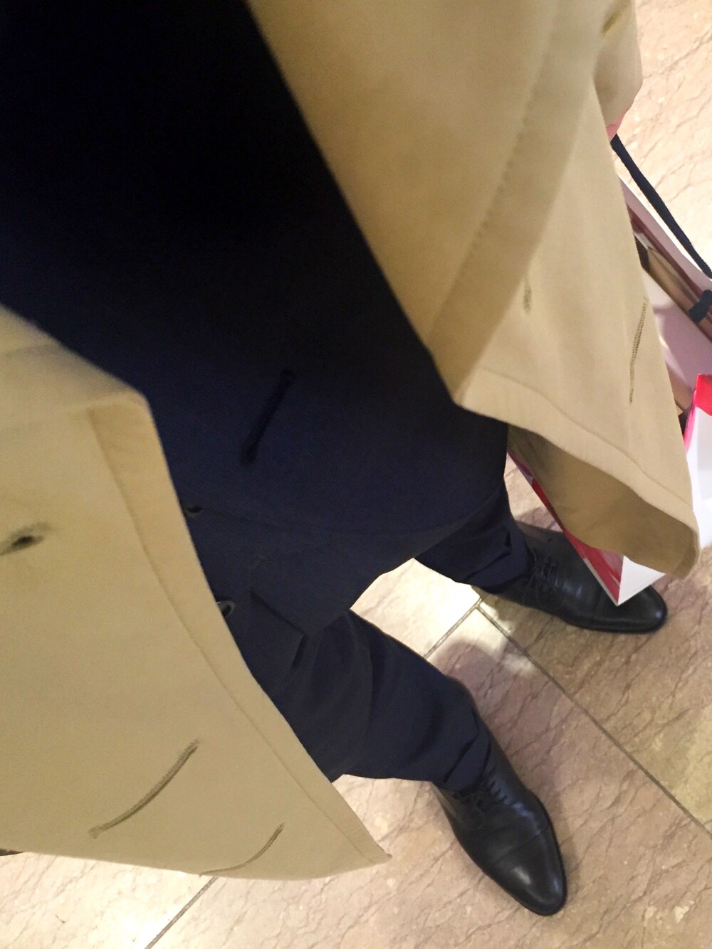 「披露宴、無難に」｜「Burberry Londonのアイテム（トレンチコート、ベージュ系）」を使った、RTさん（メンズ・177cm）の春コーディネートの1枚目の写真