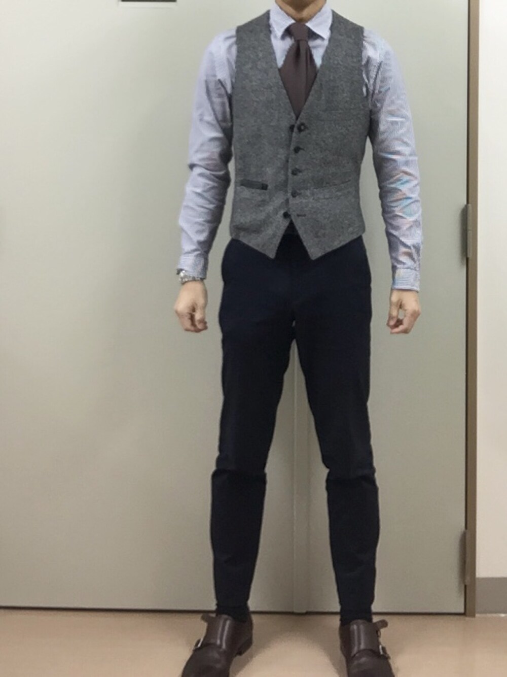 「出勤」｜「SHIPSのアイテム（その他パンツ、ブラック系）」を使った、RTさん（メンズ・177cm）の春コーディネートの1枚目の写真