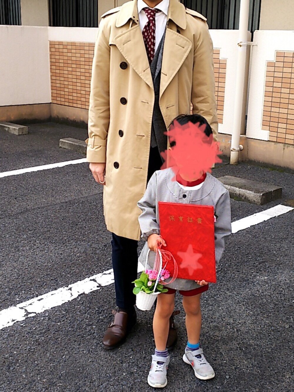 「卒園式」｜「Burberry Londonのアイテム（トレンチコート、ベージュ系）」を使った、RTさん（メンズ・177cm）の春コーディネートの1枚目の写真