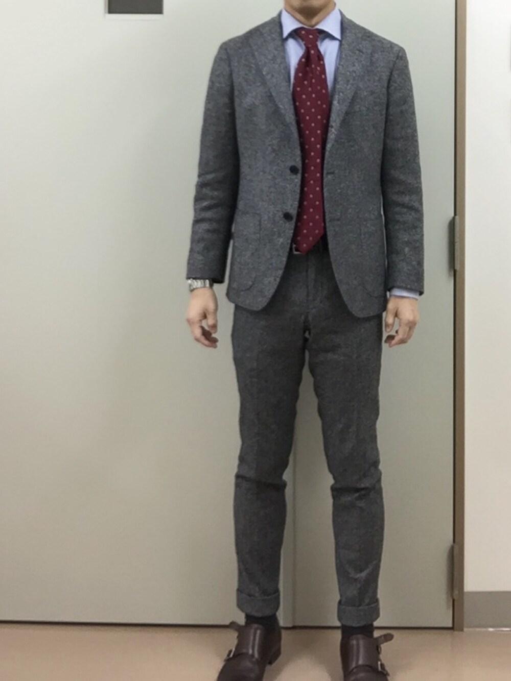 「出勤」｜「DRAKE'Sのアイテム（ネクタイ、レッド系）」を使った、RTさん（メンズ・177cm）の春コーディネートの1枚目の写真