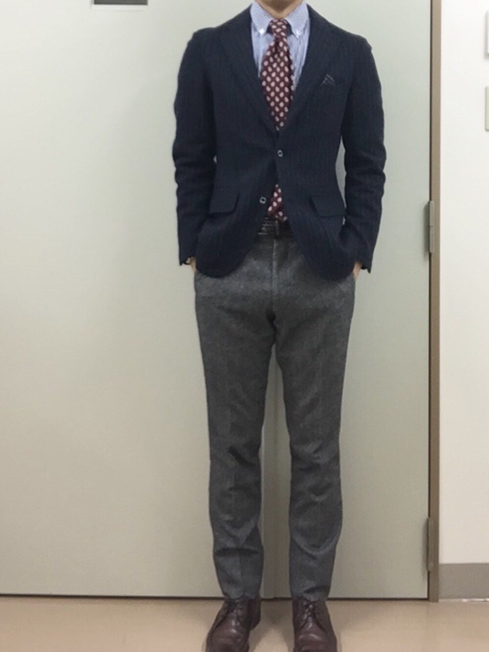 「出勤」｜「BEAMS Fのアイテム（ネクタイ、レッド系）」を使った、RTさん（メンズ・177cm）の冬コーディネートの1枚目の写真