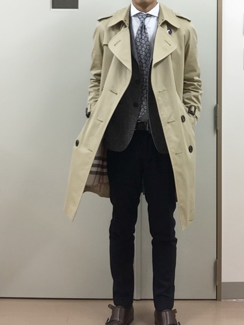 「出勤、トレンチコート」｜「Burberry Londonのアイテム（トレンチコート、ベージュ系）」を使った、RTさん（メンズ・177cm）の冬コーディネートの1枚目の写真