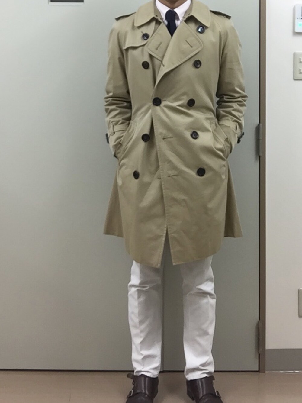 「出勤、トレンチコート、しろパン」｜「Burberry Londonのアイテム（トレンチコート、ベージュ系）」を使った、RTさん（メンズ・177cm）の冬コーディネートの1枚目の写真