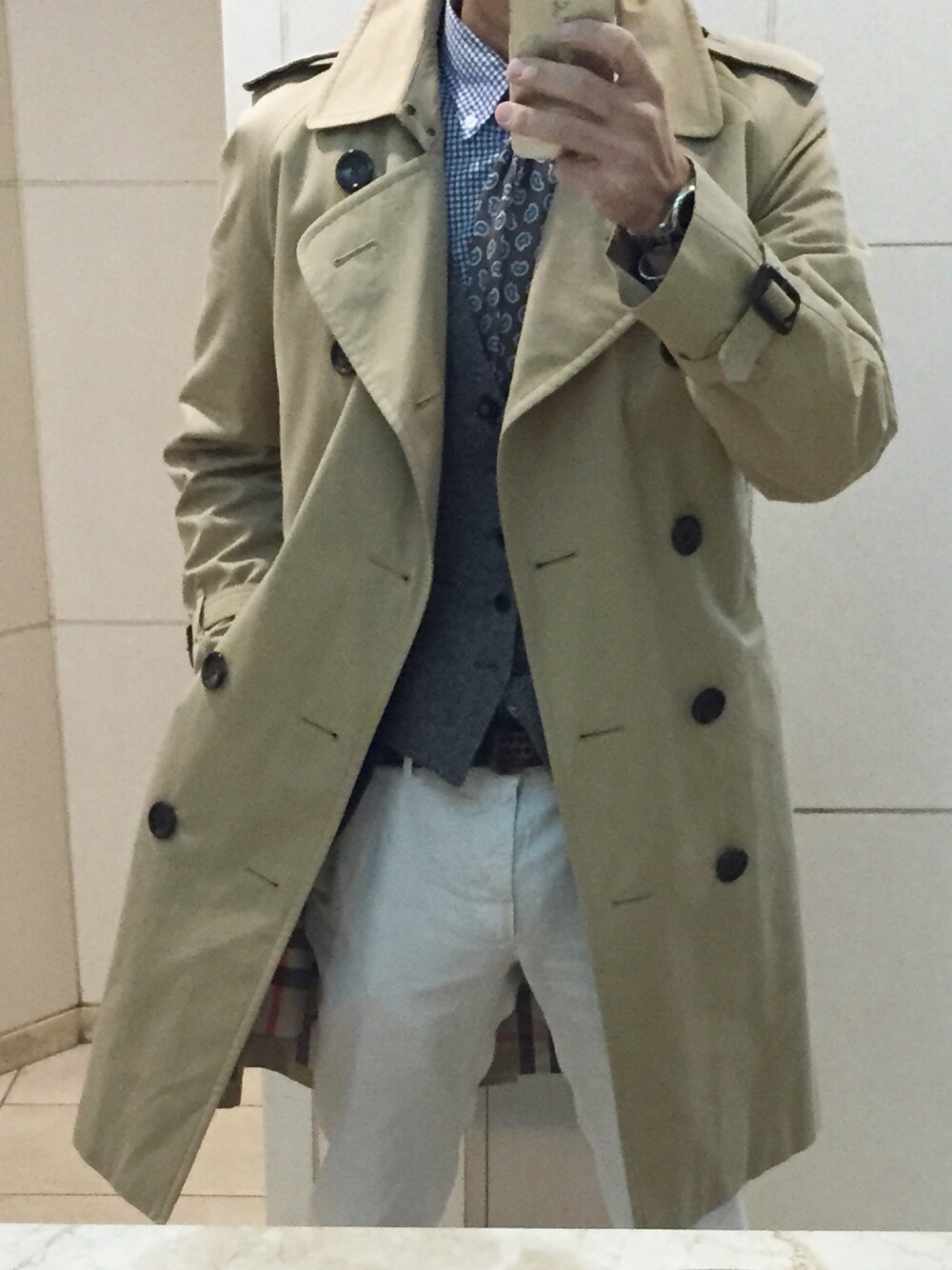「忘年会」｜「Burberry Londonのアイテム（トレンチコート、ベージュ系）」を使った、RTさん（メンズ・177cm）の冬コーディネートの1枚目の写真