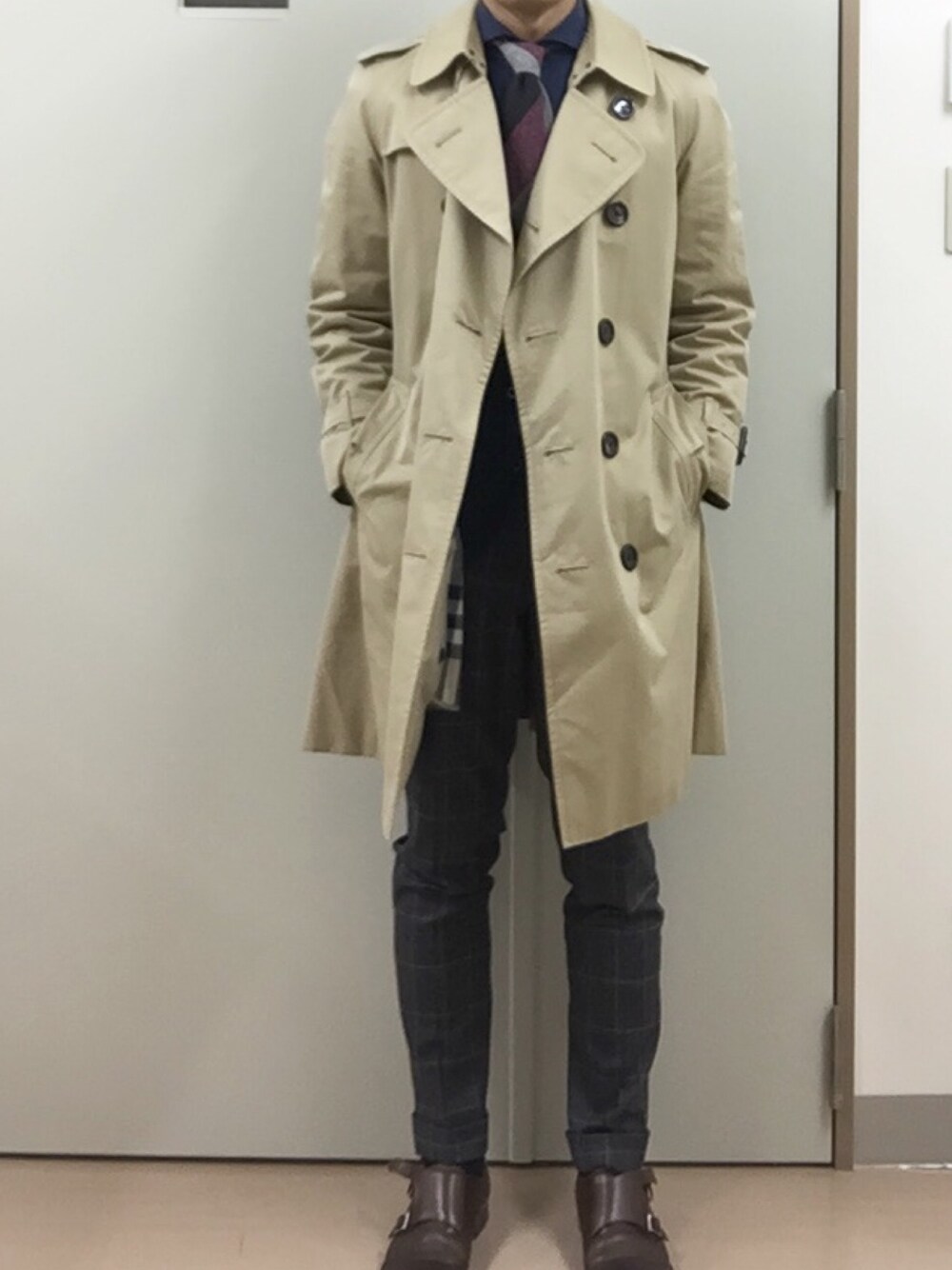 「出勤、トレンチコート」｜「Burberry Londonのアイテム（トレンチコート、ベージュ系）」を使った、RTさん（メンズ・177cm）の冬コーディネートの1枚目の写真