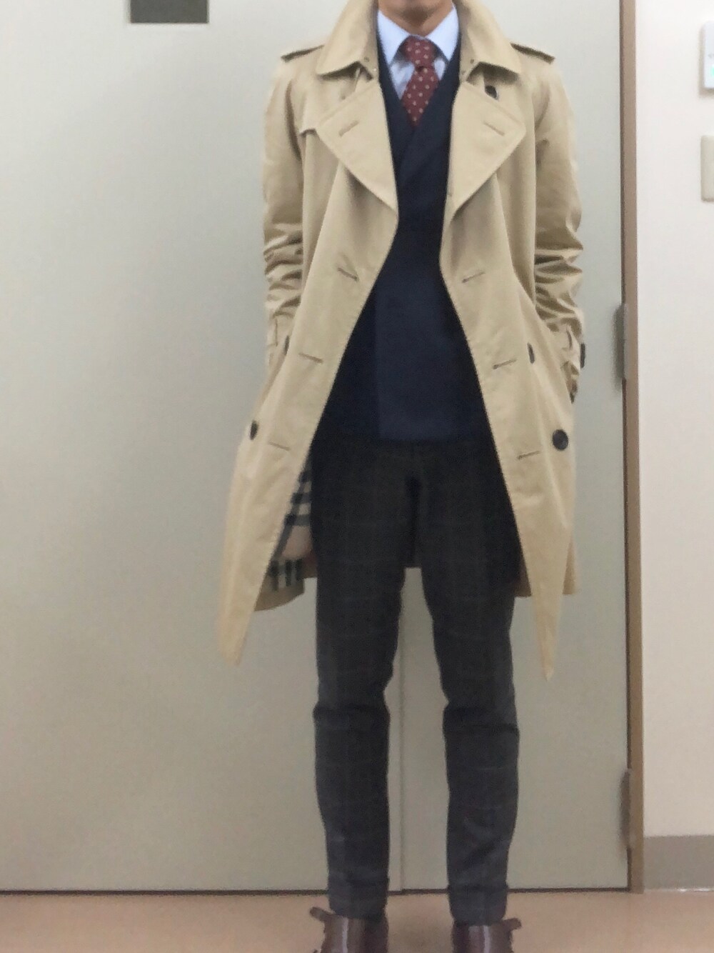 「出勤、トレンチコート」｜「Burberry Londonのアイテム（トレンチコート、ベージュ系）」を使った、RTさん（メンズ・177cm）の冬コーディネートの1枚目の写真
