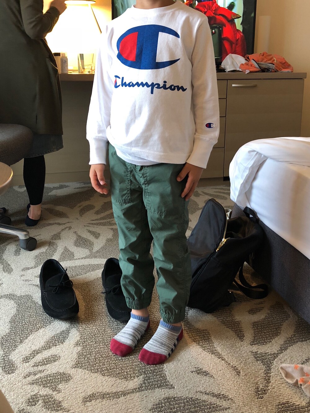 「家族旅行」｜「Championのアイテム（トップス、ホワイト系）」を使った、RTさん（メンズ・120cm）の春コーディネートの1枚目の写真