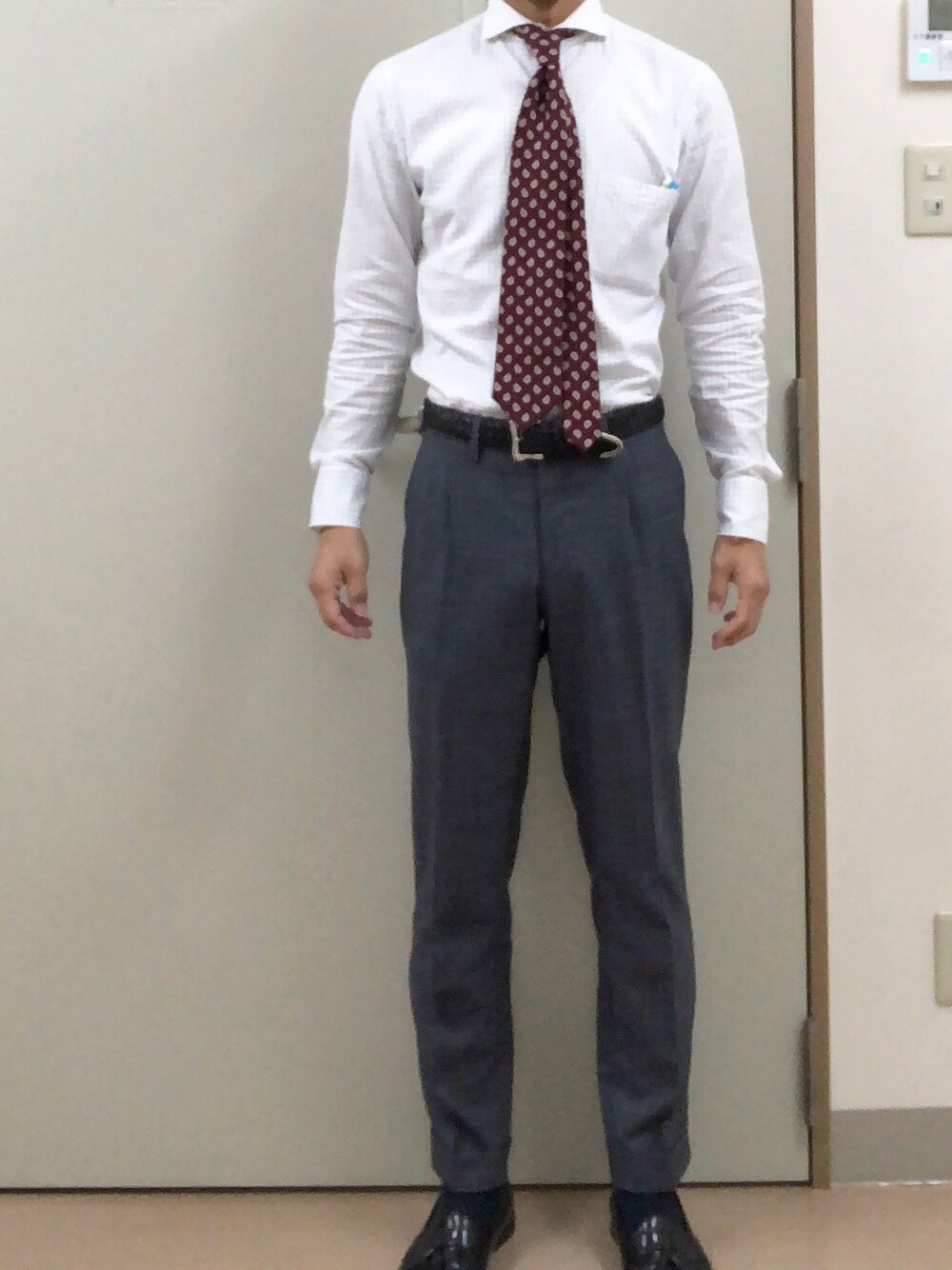 「出勤」｜「BEAMS Fのアイテム（ネクタイ、レッド系）」を使った、RTさん（メンズ・177cm）の夏コーディネートの1枚目の写真