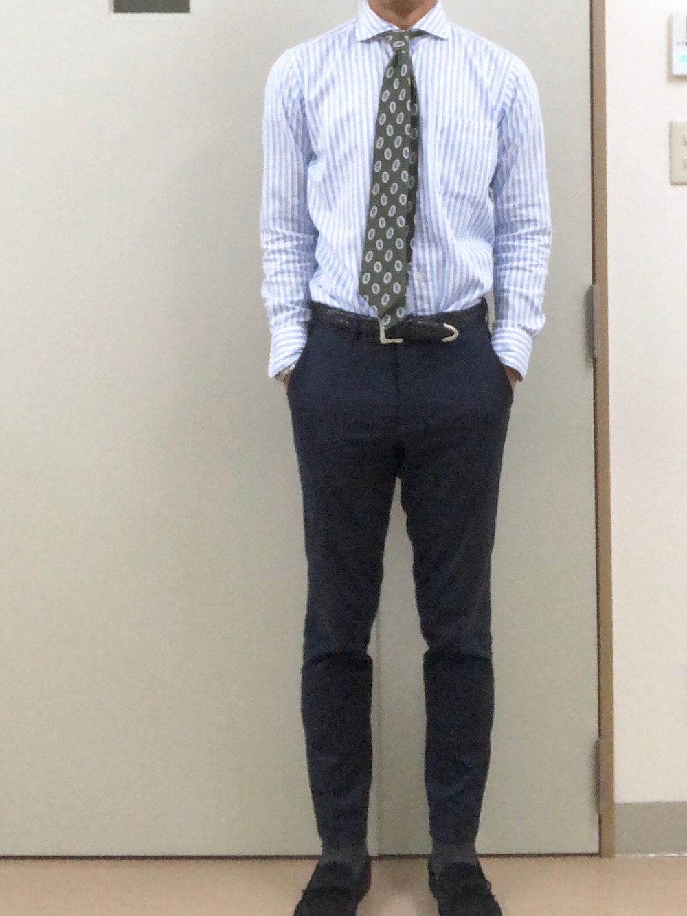 「出勤」｜「THE SUIT COMPANYのアイテム（ネクタイ、グリーン系）」を使った、RTさん（メンズ・177cm）の夏コーディネートの1枚目の写真