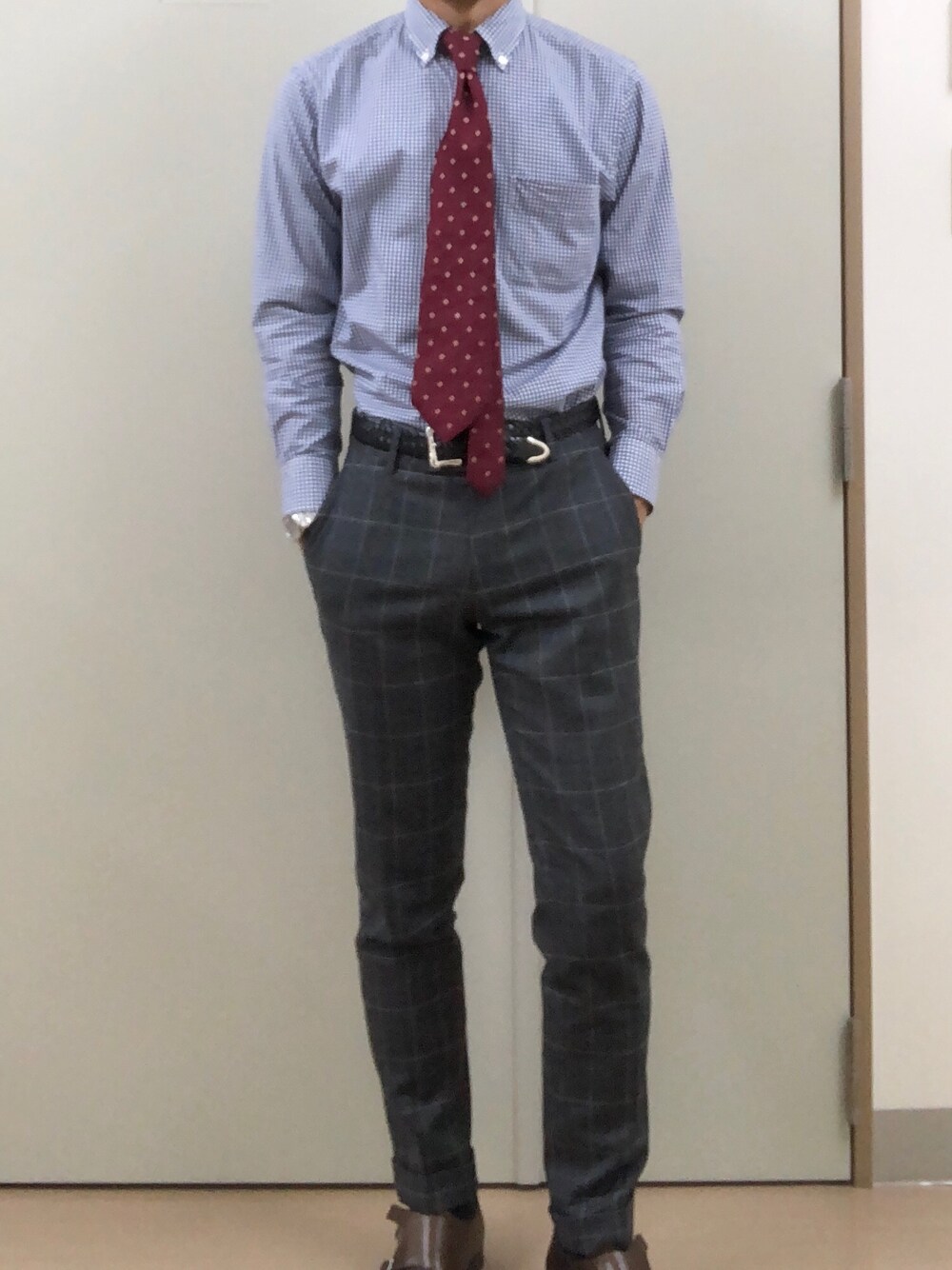 「出勤」｜「DRAKE'Sのアイテム（ネクタイ、レッド系）」を使った、RTさん（メンズ・177cm）の夏コーディネートの1枚目の写真