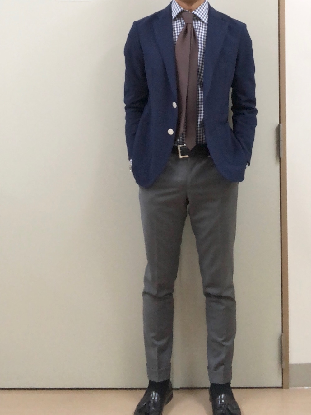 「出勤」｜「THE SUIT COMPANYのアイテム（ネクタイ、ブラウン系）」を使った、RTさん（メンズ・177cm）の秋コーディネートの1枚目の写真