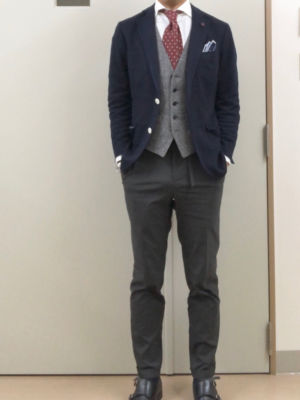 「出勤」｜「THE SUIT COMPANYのアイテム（ネクタイ、レッド系）」を使った、RTさん（メンズ・177cm）の冬コーディネートの1枚目の写真