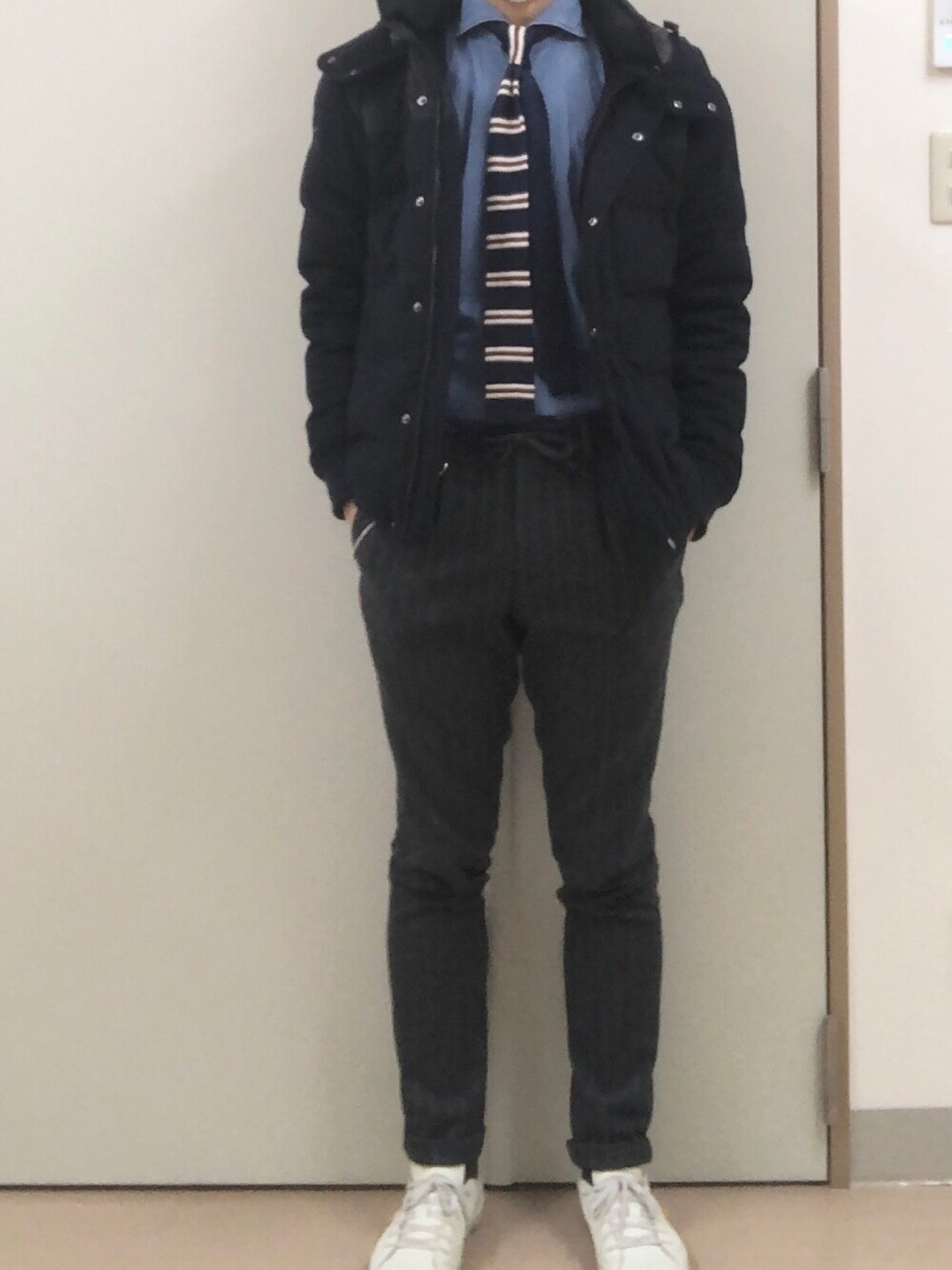 「出勤、ニットタイ」｜「UNIQLOのアイテム（ダウンジャケット/コート、ブラック系）」を使った、RTさん（メンズ・177cm）の冬コーディネートの1枚目の写真