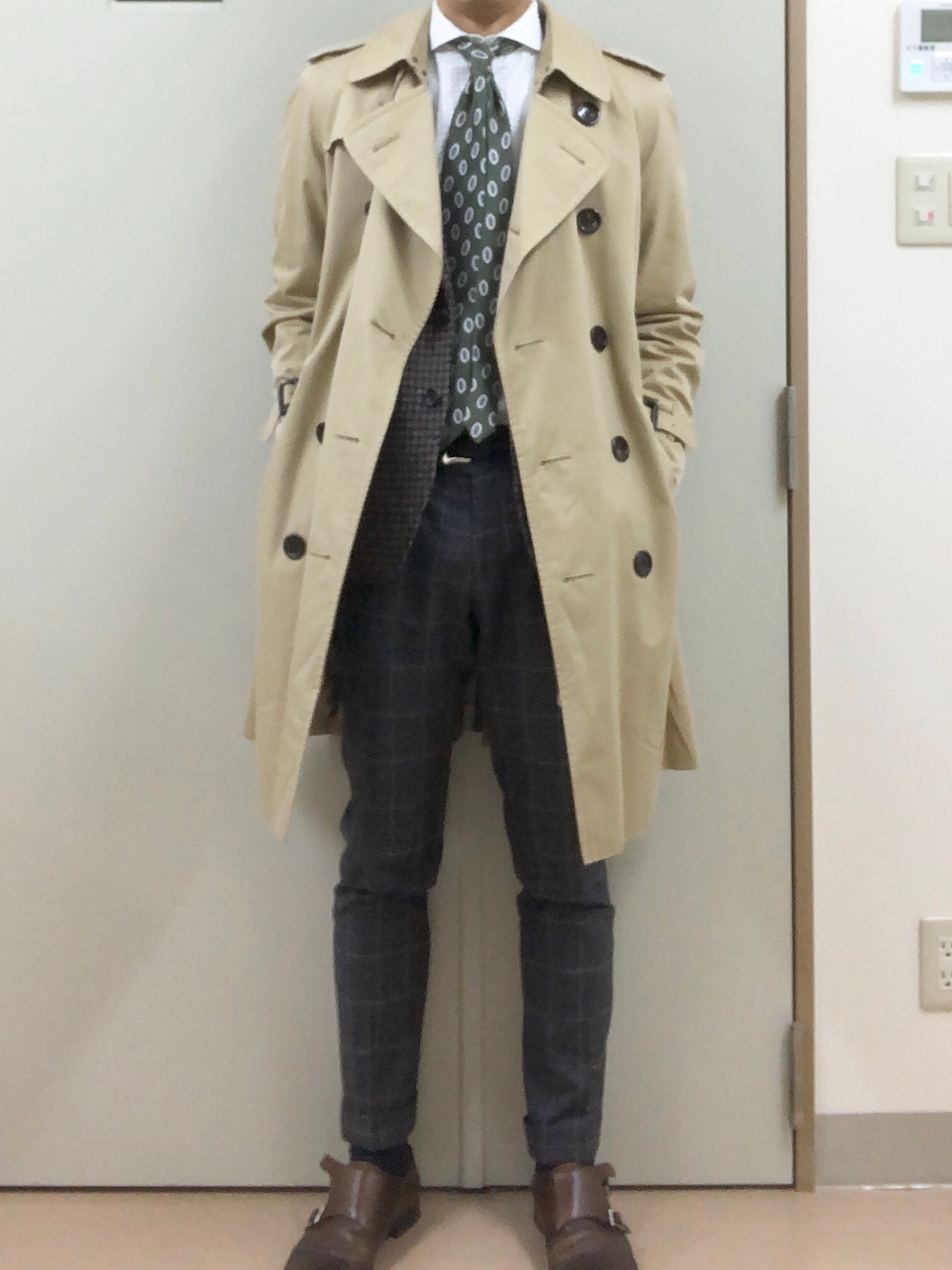 「出勤、トレンチコート」｜「THE SUIT COMPANYのアイテム（ネクタイ、グリーン系）」を使った、RTさん（メンズ・177cm）の冬コーディネートの1枚目の写真