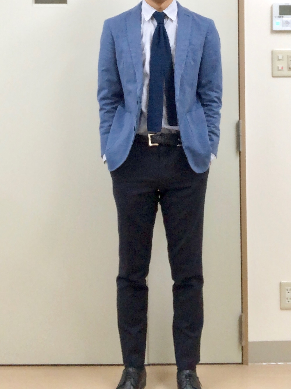 「出勤」｜「BURBERRY BLACK LABELのアイテム（シャツ/ブラウス、ブルー系）」を使った、RTさん（メンズ・177cm）の春コーディネートの1枚目の写真