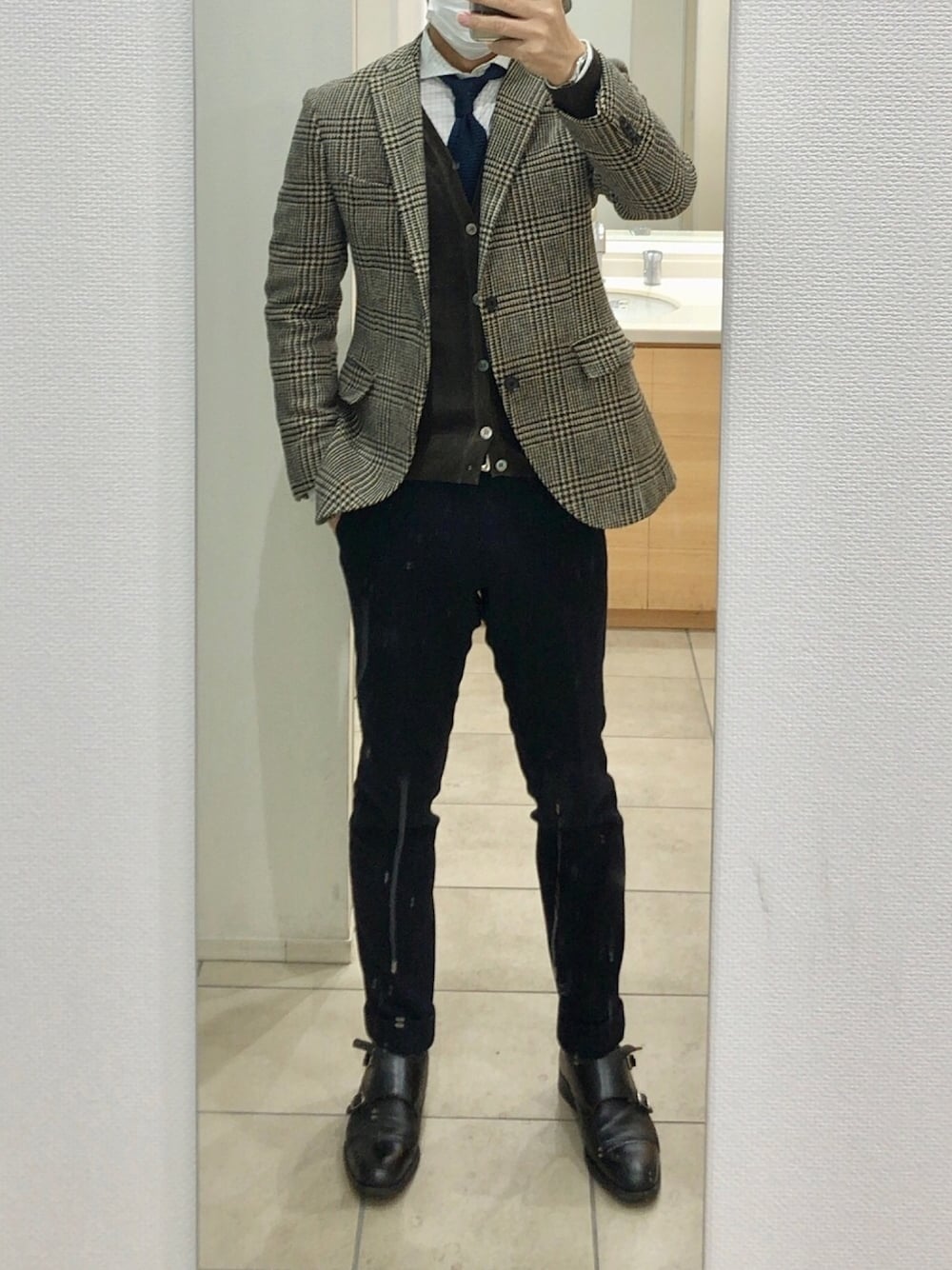 「出勤、カーディガン」｜「THE SUIT COMPANYのアイテム（ネクタイ、ブラック系）」を使った、RTさん（メンズ・177cm）の冬コーディネートの1枚目の写真