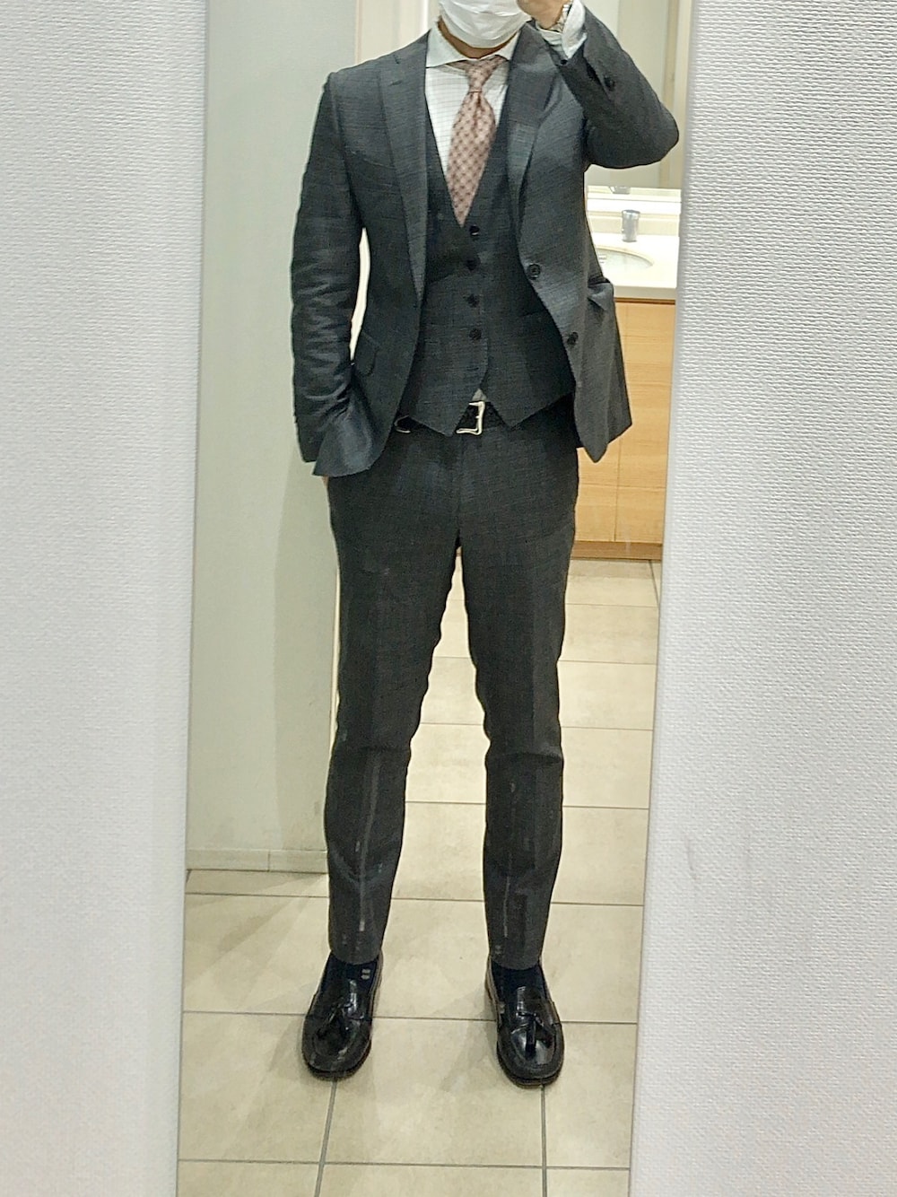 「出勤、セットアップ」｜「GUCCIのアイテム（ネクタイ、ピンク系）」を使った、RTさん（メンズ・177cm）の冬コーディネートの1枚目の写真