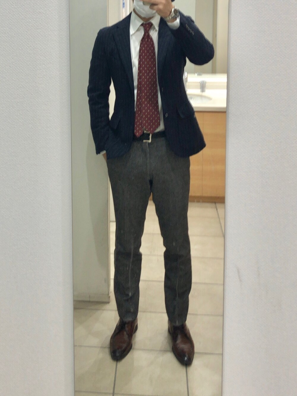 「出勤」｜「THE SUIT COMPANYのアイテム（ネクタイ、レッド系）」を使った、RTさん（メンズ・177cm）の春コーディネートの1枚目の写真