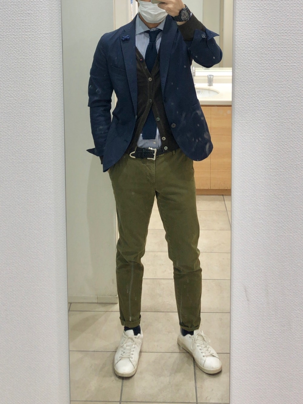 「出勤、ビジネスカジュアル」｜「THE SUIT COMPANYのアイテム（ネクタイ、ブラック系）」を使った、RTさん（メンズ・177cm）の春コーディネートの1枚目の写真