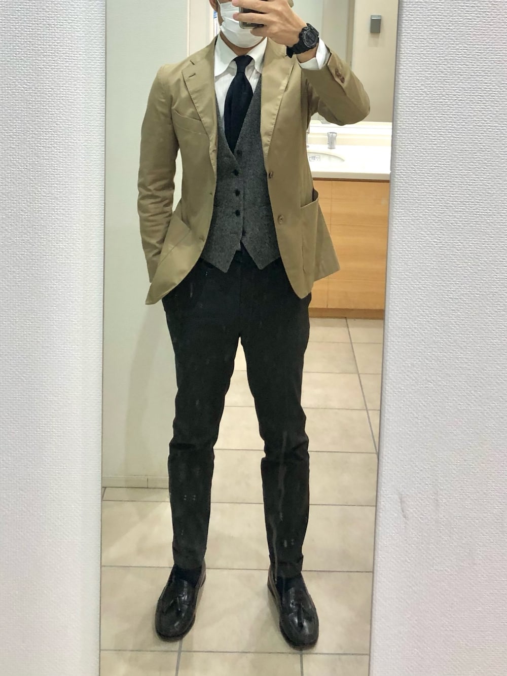 「出勤」｜「東京シャツのアイテム（ネクタイ、ブラック系）」を使った、RTさん（メンズ・177cm）の秋コーディネートの1枚目の写真