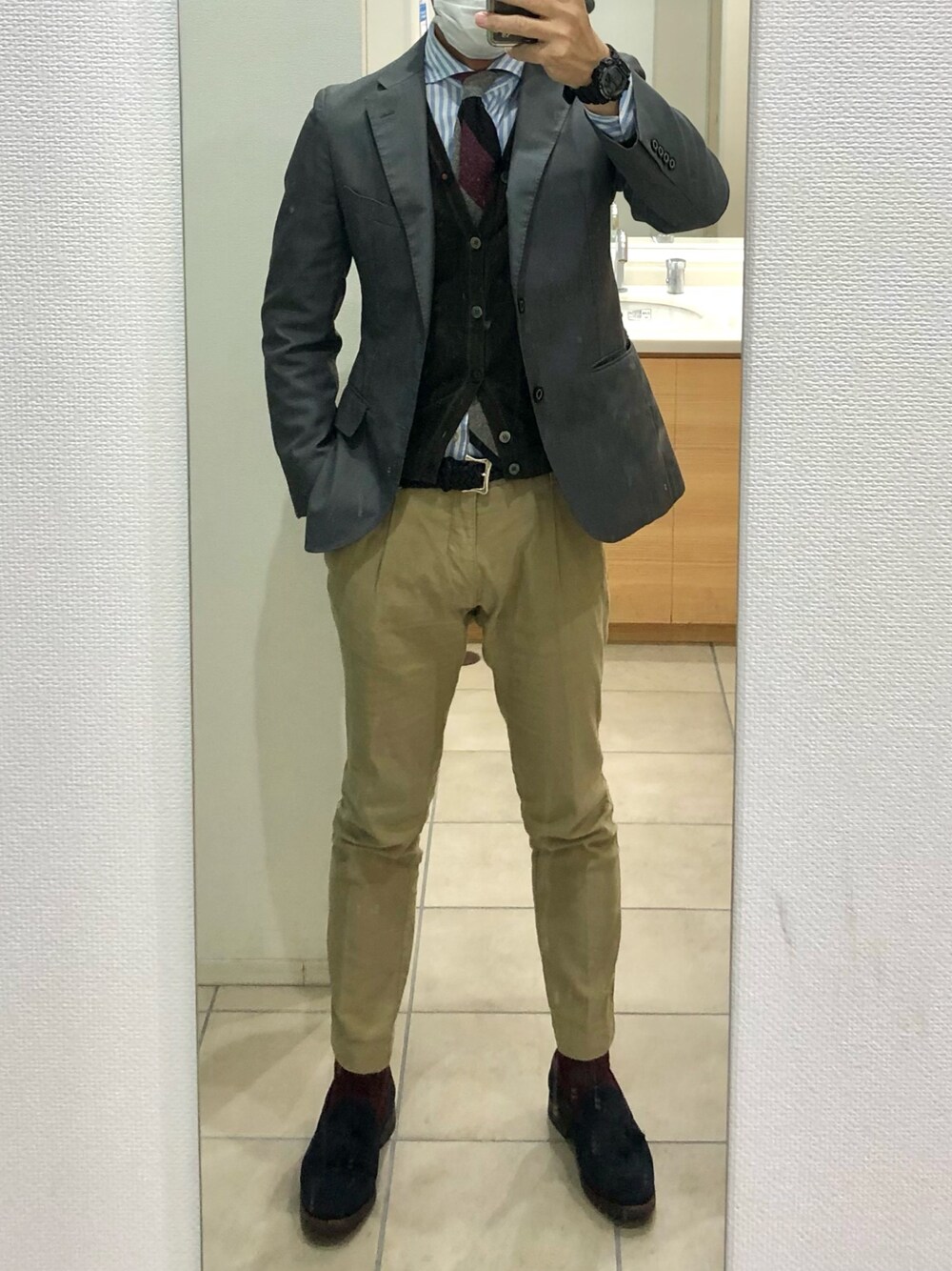 その他のネクタイ、ベージュ系のパンツを着用したメンズの冬コーディネートの1枚目の写真