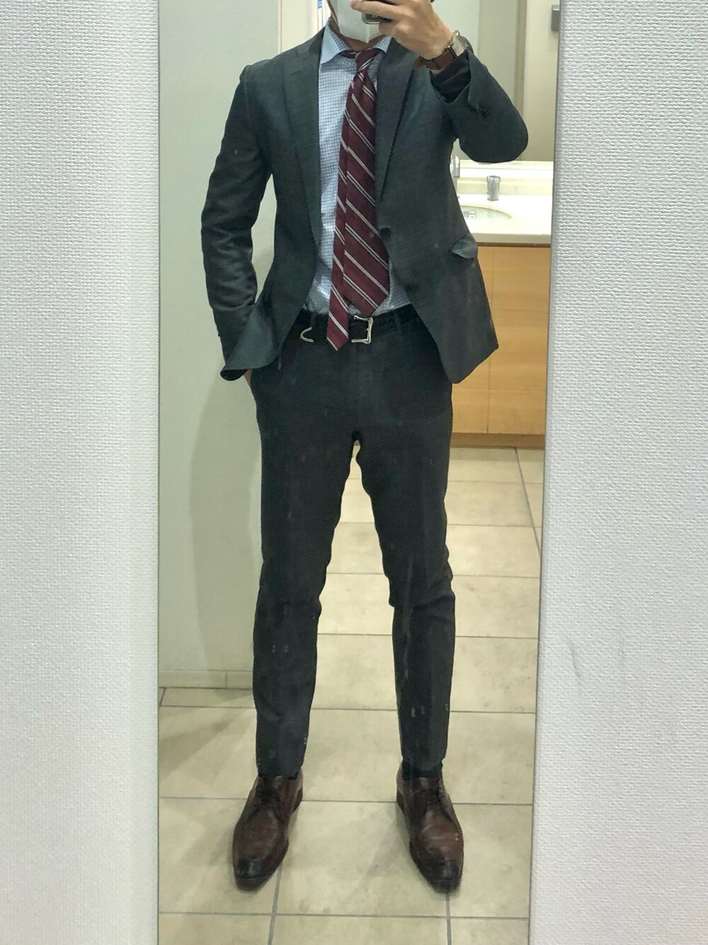 「出勤、セットアップ」｜「KENT&CURWENのアイテム（ネクタイ、レッド系）」を使った、RTさん（メンズ・177cm）の冬コーディネートの1枚目の写真