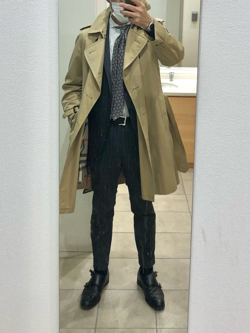 「出勤、セットアップ、トレンチコート」｜「URBAN RESEARCH DOORS MENSのアイテム（ネクタイ、ブラウン系）」を使った、RTさん（メンズ・177cm）の冬コーディネートの1枚目の写真