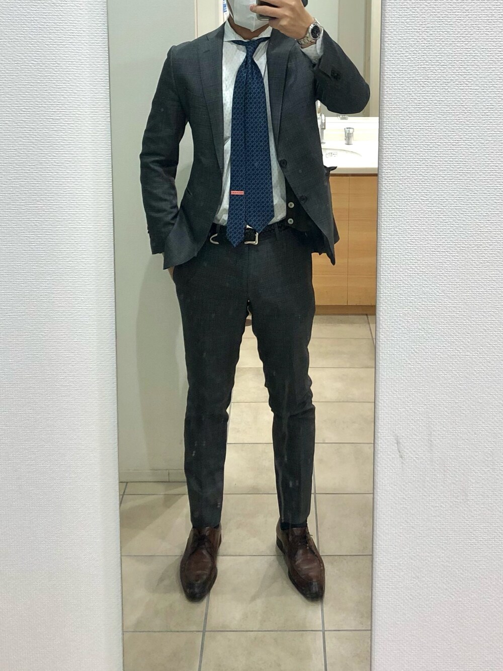 「出勤、セットアップ」｜「BVLGARIのアイテム（ネクタイ、ブルー系）」を使った、RTさん（メンズ・177cm）の冬コーディネートの1枚目の写真