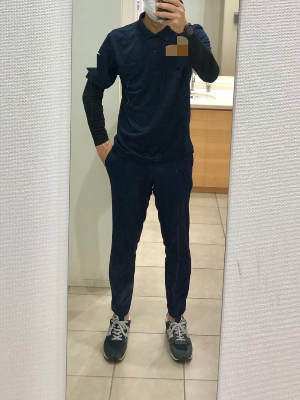 「出勤、クールビズ、チームポロシャツ」｜「no brandのアイテム（ポロシャツ、ブラック系）」を使った、RTさん（メンズ・177cm）の夏コーディネートの1枚目の写真