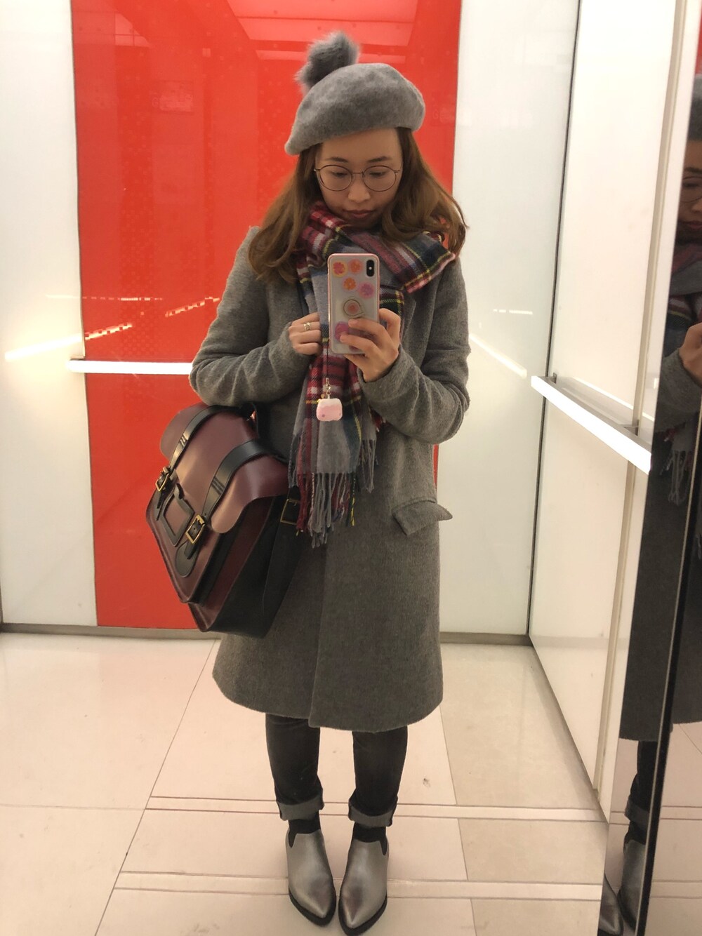 「grey、winter、boylish、大人カジュアル」｜「Bershkaのアイテム（ハンチング/ベレー帽、グレー系）」を使った、Aijimaly Tangさん（レディース・156cm）の冬コーディネートの1枚目の写真