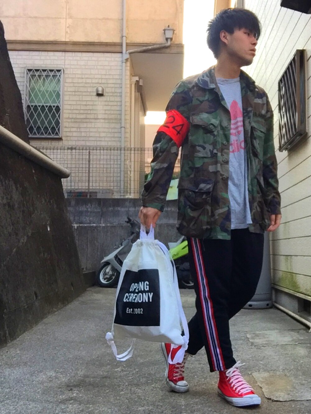 「adidasのアイテム（Tシャツ/カットソー、グレー系）」を使った、ゆーやさん（メンズ・175cm）の春コーディネートの1枚目の写真