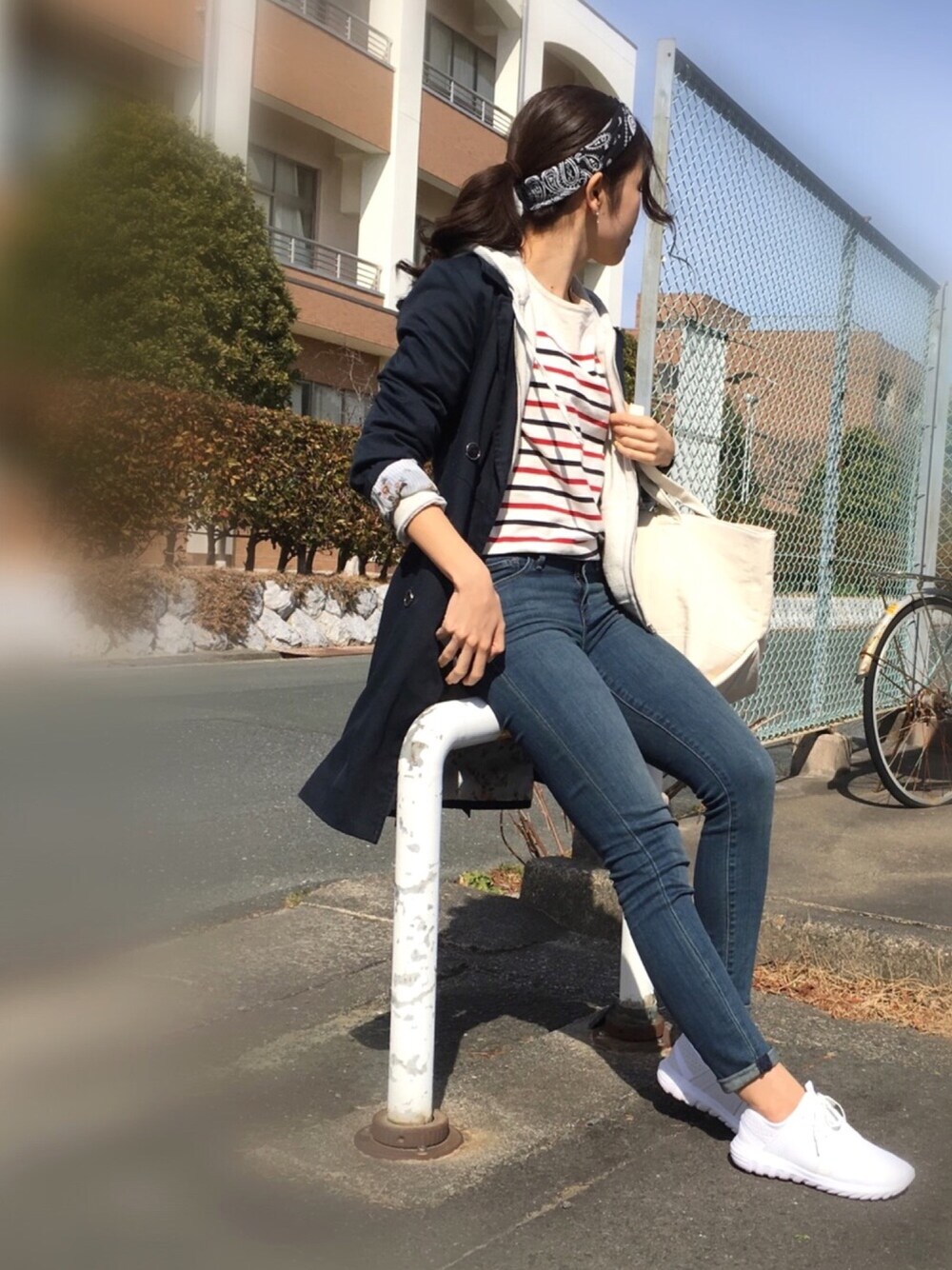 「シンプルコーデ、大人カジュアル、ootd、スニーカー、ドラフトリーバイス、スプリングSENSEOFPLACE、パンツスタイル、デニム、トレンチコート、カジュアル」｜「UNION STATIONのアイテム（Tシャツ/カットソー、ホワイト系）」を使った、ずんさん（レディース・160cm）の冬コーディネートの1枚目の写真