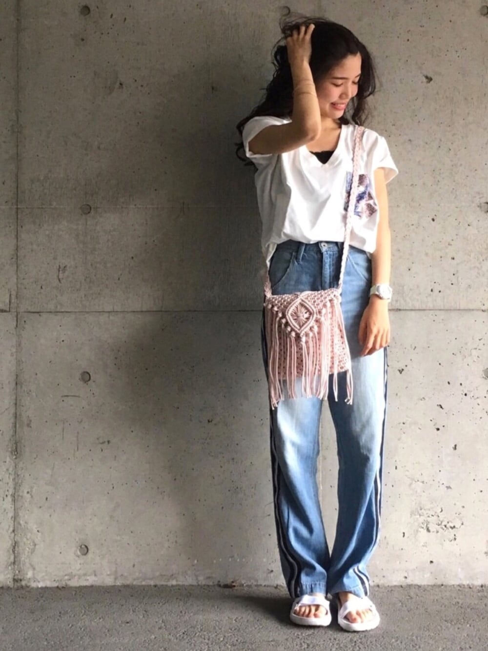 ピンク系のTシャツ/カットソー、ブルー系のデニムパンツ、ピンク系のショルダーバッグを着用したレディースの夏コーディネートの1枚目の写真