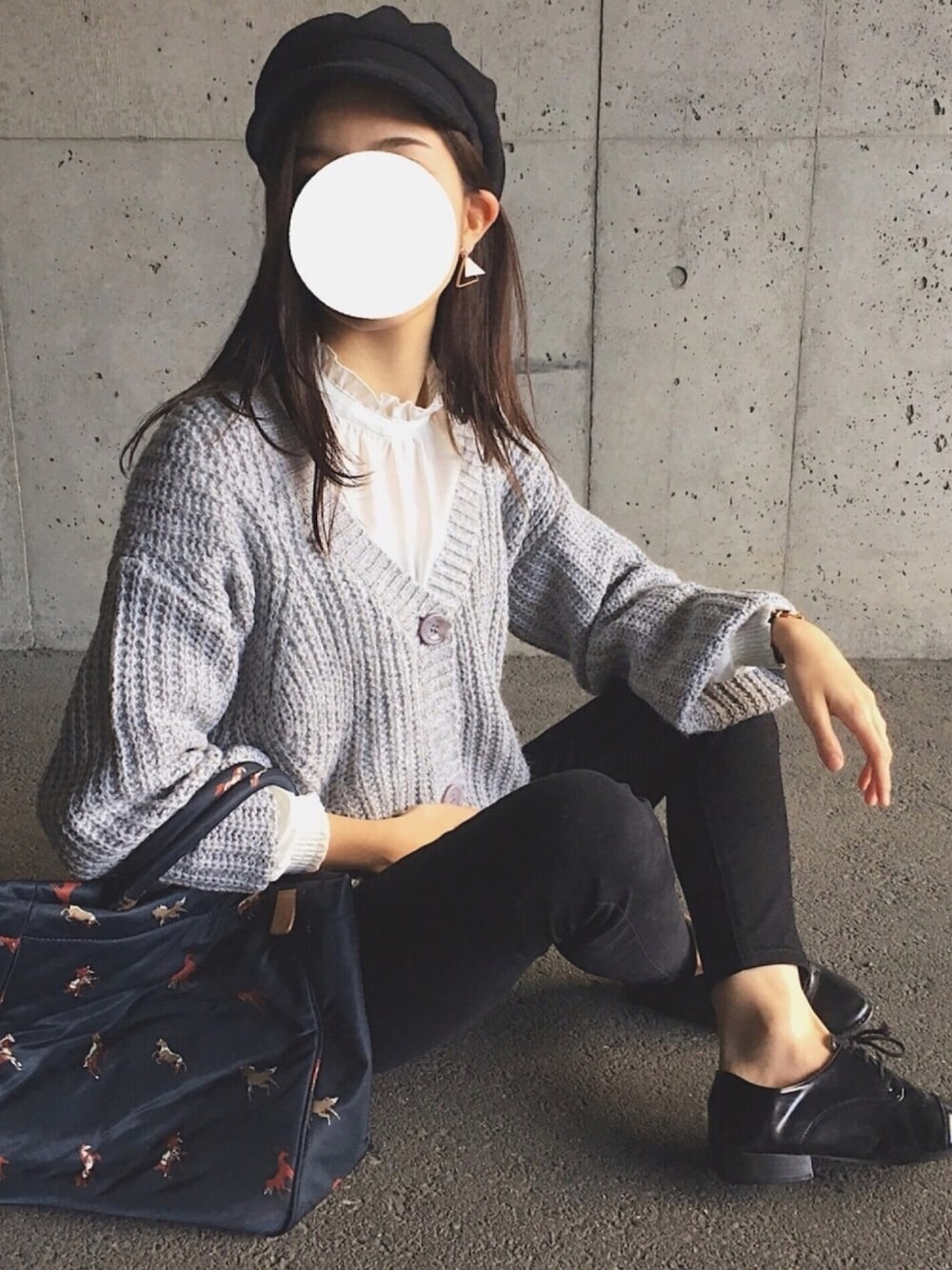 「ovovo、GU、ざっくりニット、ざっくりニットカーディガン、スキニーパンツ、フリル襟、黒スキニー、フリルネック、russet(russet)、プチプラ」｜「Honeysの【水玉/ドット/無地】ハイネックブラウス（シャツ/ブラウス、ホワイト系）」を使った、ずんさん（レディース・161cm）の冬コーディネートの1枚目の写真