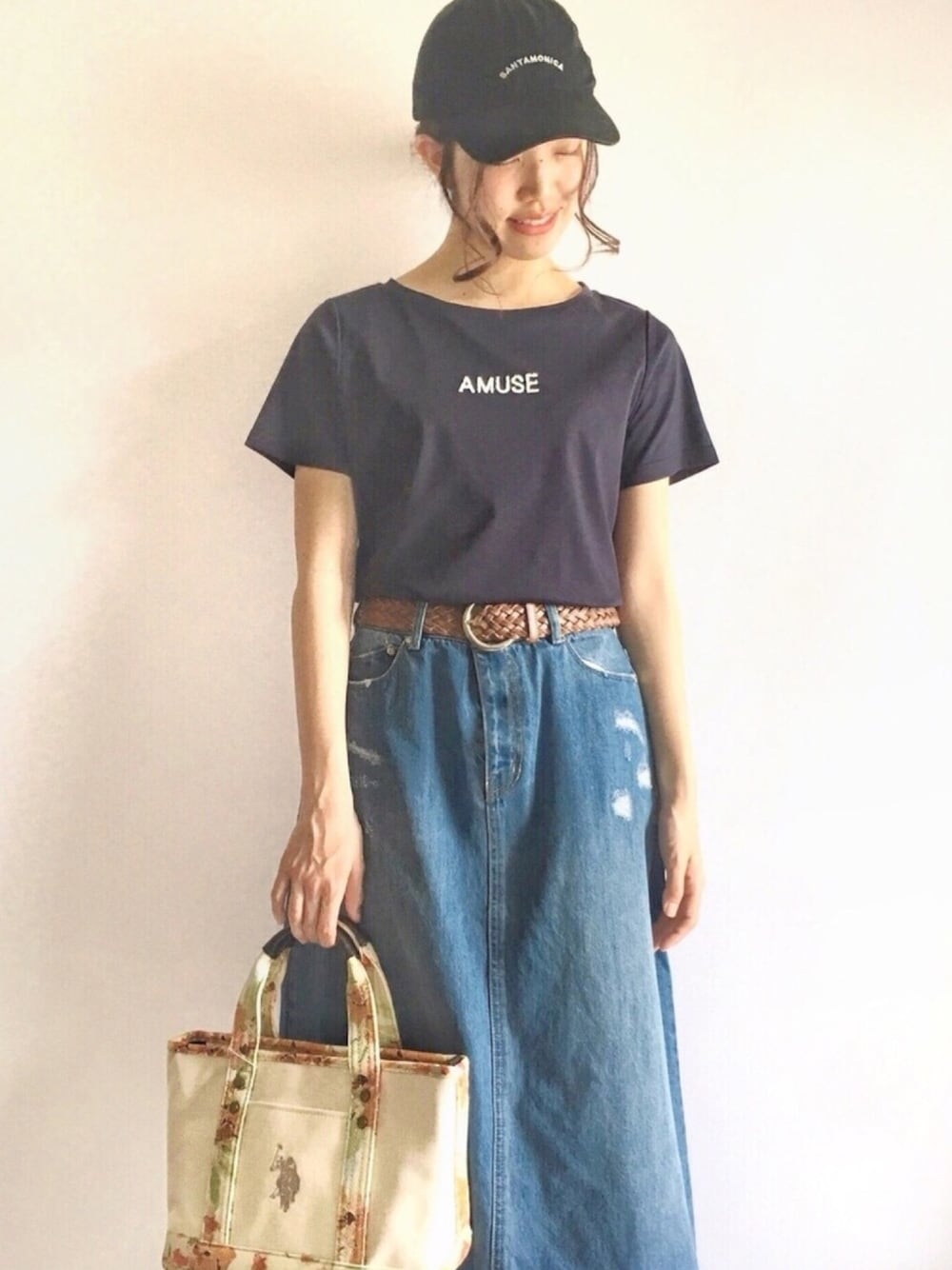 ブルー系のTシャツ/カットソー、ホワイト系のトートバッグ、ブルー系のデニムスカートを着用したレディースの春コーディネートの1枚目の写真