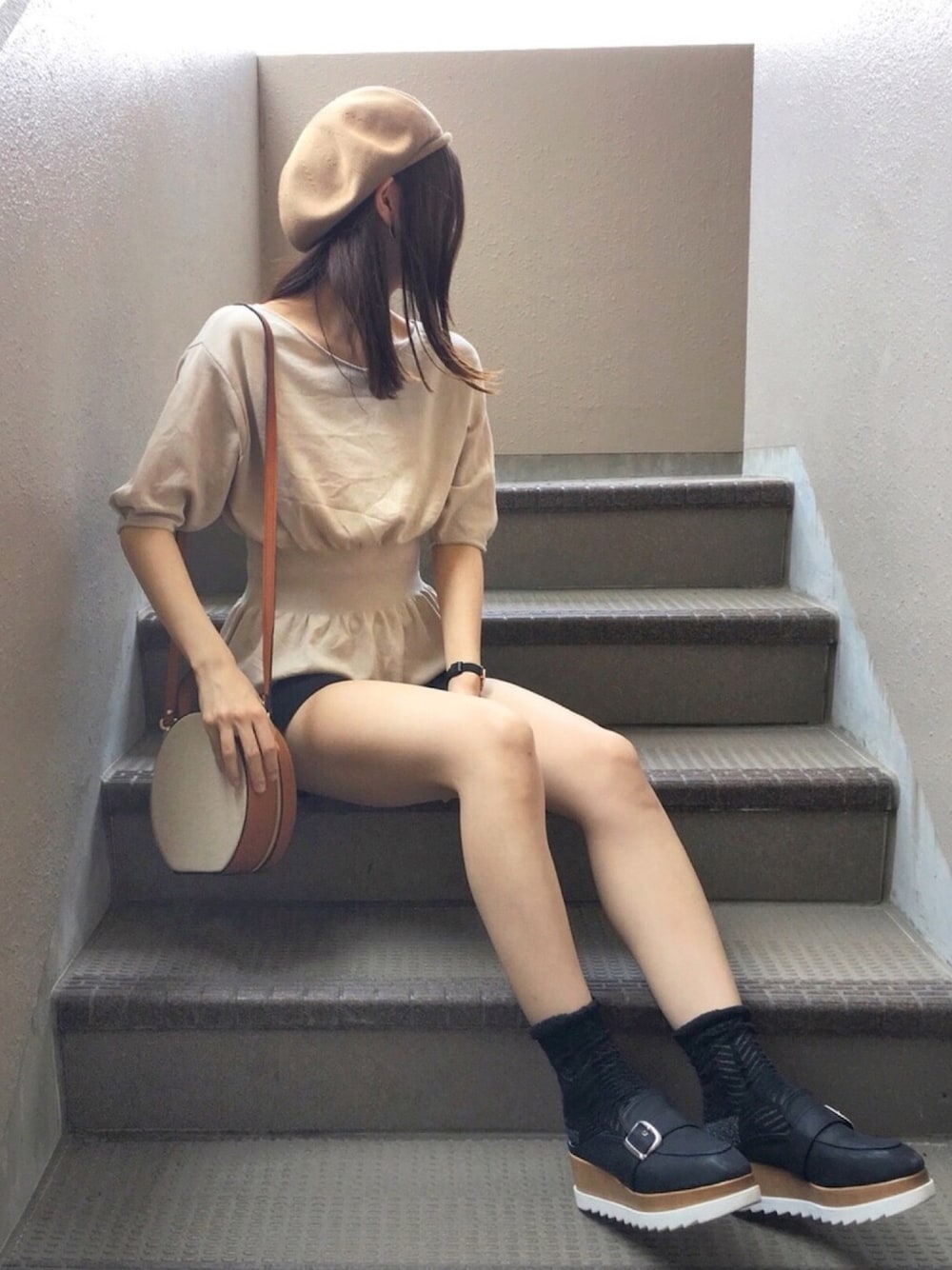「ベージュ、ベージュコーデ、ショートパンツ、プチプラ、プチプラコーデ、ベージュ×ブラック、大人カジュアル、サマーニット、大学生、サマーベレー」｜「DHOLICの2WAYツーマテリアルサークルバッグ（ショルダーバッグ、ブラウン系）」を使った、ずんさん（レディース・161cm）の夏コーディネートの1枚目の写真