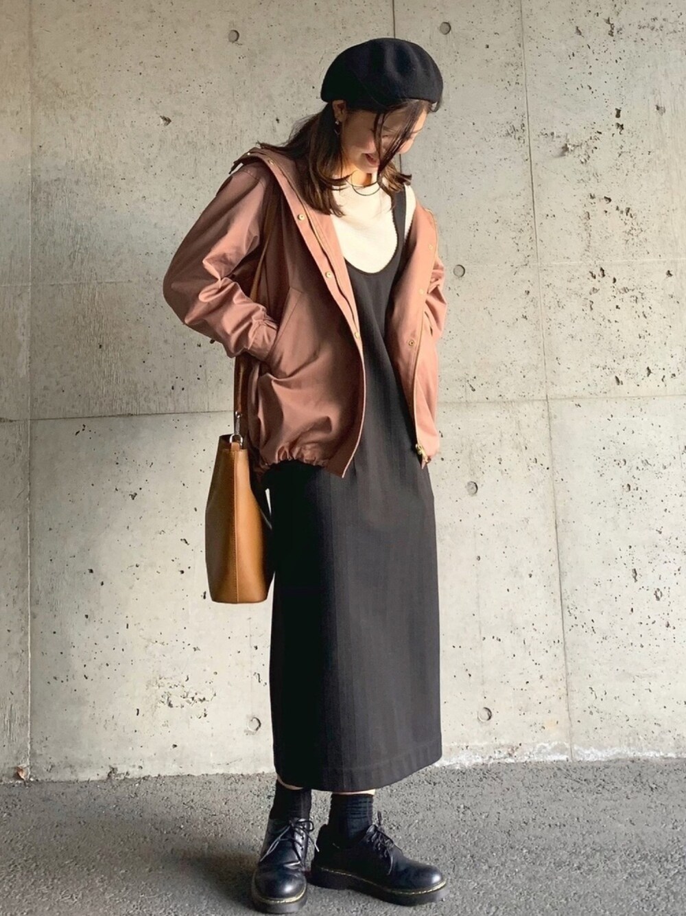 「オトナカジュアル、オトナ女子、AZUL ENCANTO、ベレー帽、ジャンパースカート、マウンテンパーカー、冬アウター着回しチャレンジ、春コーデ、ブラウン、白ニット」｜「AZUL ENCANTOの【静電気 軽減効果】ミドル丈ドロップショルダーマウンテンパーカー（マウンテンパーカー、ブラウン系）」を使った、ずんさん（レディース・161cm）の冬コーディネートの1枚目の写真
