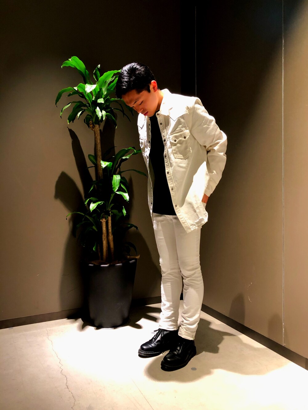 「Diesel、DIESELららぽーと富士見、diesel black gold」｜「DIESELのメンズ シャツ ウェスタンシャツ（シャツ/ブラウス、ホワイト系）」を使った、　Ryujiさん（メンズ・168cm）の春コーディネートの1枚目の写真