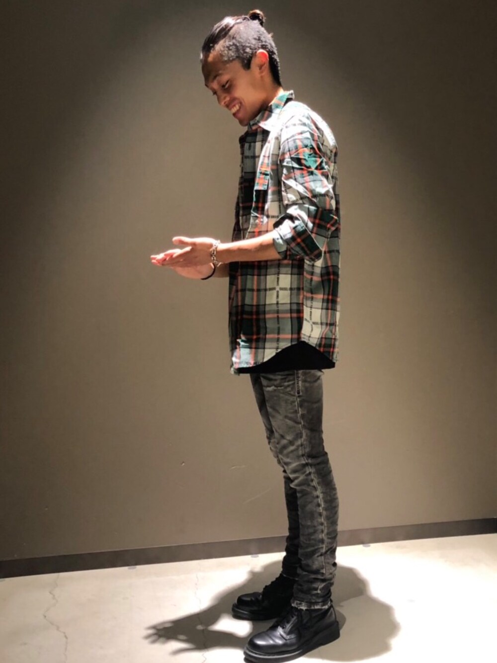 「シンプル、Diesel、diesel black gold、DIESELららぽーと富士見、チェツクシャツ、ブーティー」｜「DIESELのメンズ シャツ デザインチェックシャツ（シャツ/ブラウス、グリーン系）」を使った、　Ryujiさん（メンズ・168cm）の夏コーディネートの1枚目の写真