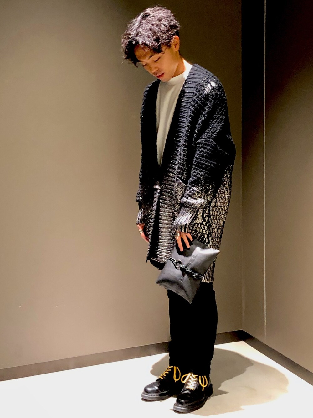 「Diesel、DIESELららぽーと富士見、diesel black gold、冬、デニム、男性も女性も着れる」｜「DIESELのレディース メタリックローゲージボリュームカーディガン（カーディガン/ボレロ、ブラック系）」を使った、　Ryujiさん（メンズ・168cm）の秋コーディネートの1枚目の写真