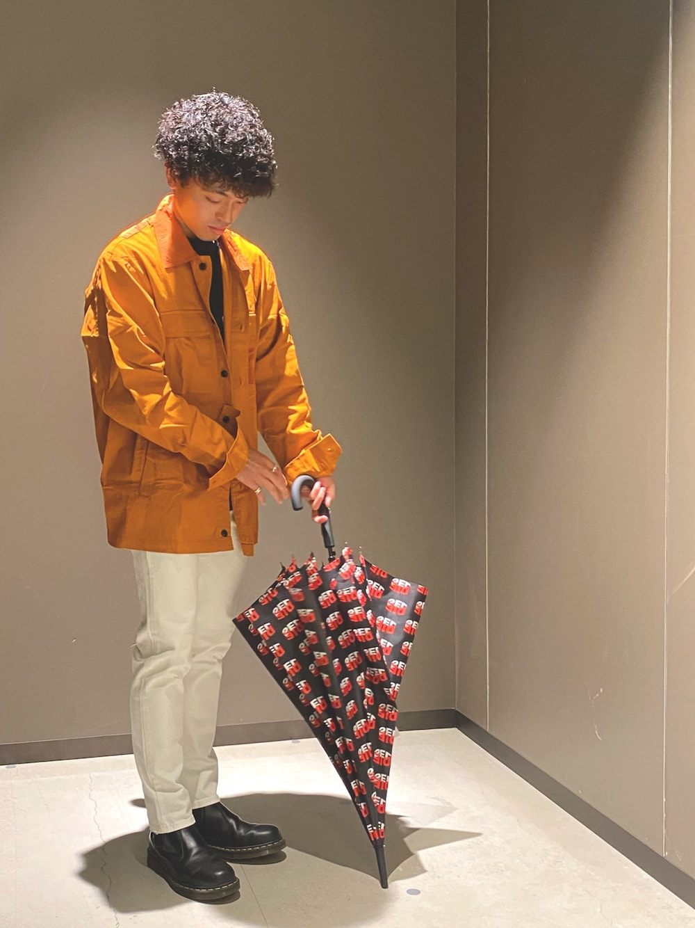 「Diesel、DIESELららぽーと富士見、diesel black gold、ビッグシルエット、休日スタイル、雨の日コーデ、おしゃれさんと繋がりたい、白パンツ、傘」｜「DIESELのメンズ シャツ 長袖 ミリタリー ミックスファブリック ポケットディテール（シャツ/ブラウス、オレンジ系）」を使った、　Ryujiさん（メンズ・168cm）の春コーディネートの1枚目の写真
