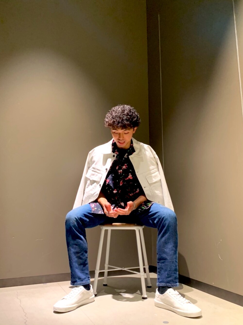 「春コーデ、DIESELららぽーと富士見、Diesel、diesel black gold、デニムコーデ、アフロ、柄シャツ」｜「DIESELのメンズ シャツ デニムシャツ ホワイトデニム シャツジャケット（シャツ/ブラウス、ホワイト系）」を使った、　Ryujiさん（メンズ・168cm）の春コーディネートの1枚目の写真