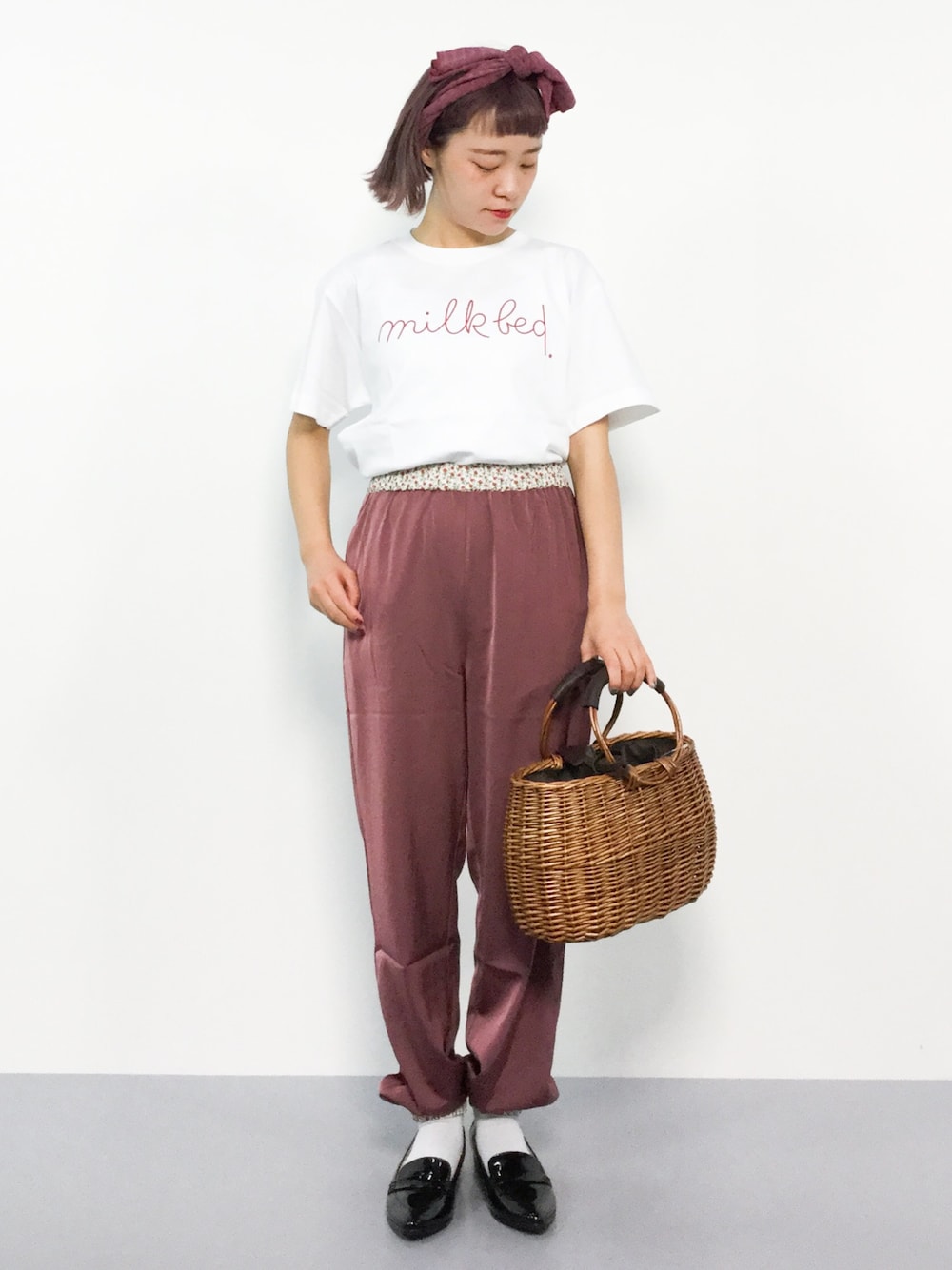 「ロゴT、ホワイト、レッド、ブラウン、ミルクフェド、サテンパンツ、かごバッグ、メリージェニー、テーラードパンツ、スモーキーピンク」｜「MILKFED.のS/S TEE SCRIBBLE LOGO（Tシャツ/カットソー、レッド系）」を使った、annaさん（レディース・155cm）の春コーディネートの1枚目の写真