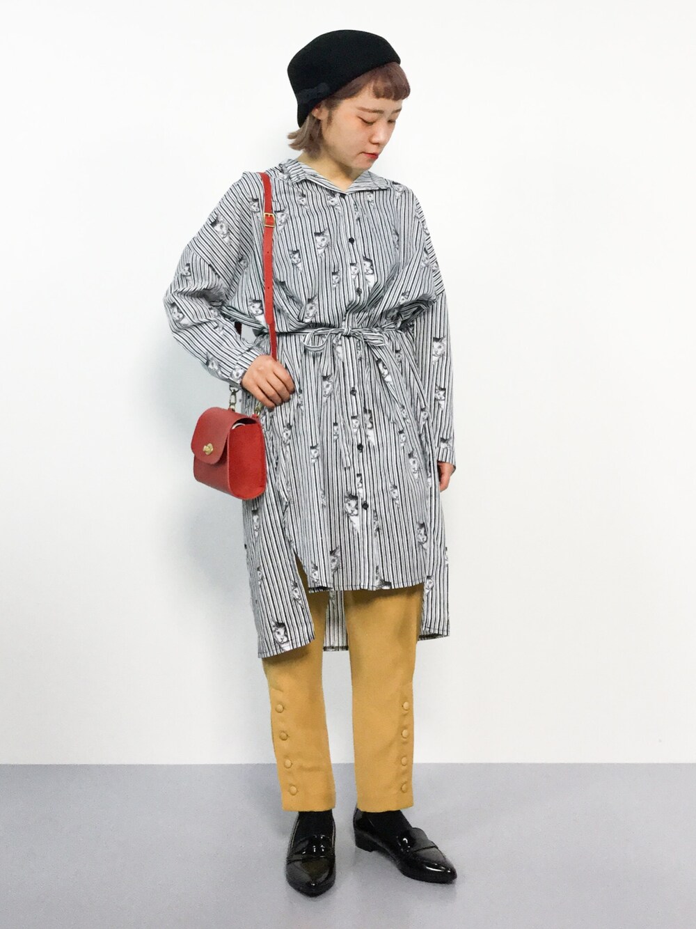 「ワンピース、イエロー、スラックス、ストライプ、猫、レトロ、ボタン、ネコ柄、ドットアンドストライプス(Dot＆Stripes　CHILDWOMAN)、メルロー」｜「MERLOTのねこストライプ柄シャツワンピース1453（シャツワンピース、ブラック系）」を使った、annaさん（レディース・155cm）の春コーディネートの1枚目の写真
